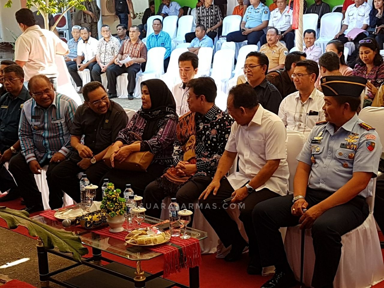 Sekjen Kemenaker RI Hery Sudarmanto (tengah) didampingi Gubernur NTT Frans L. Raya Dan koordinator LTSA  Dr. Reyna Usman