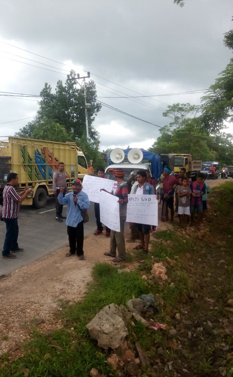 Demonstran saat orasi menuntut penyelesaian kasus Pasar Waimangura