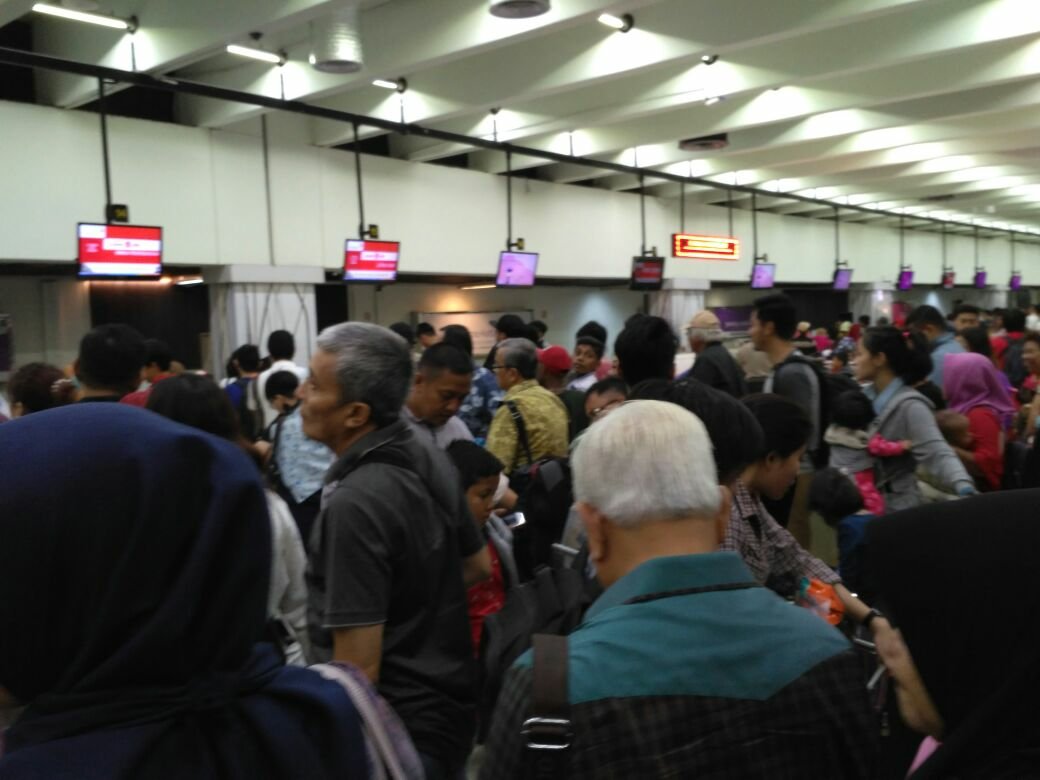 Antrian panjang di counter check-in Lion Group Bandara Soetta
